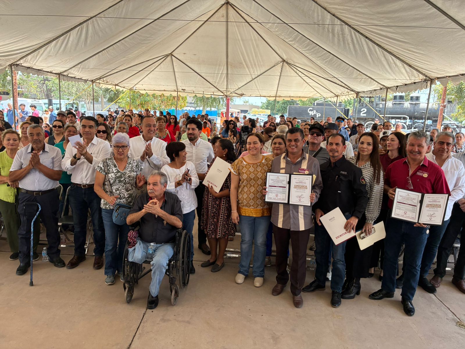 Entrega de escrituras y condonación de créditos Fovissste en Los Mochis
