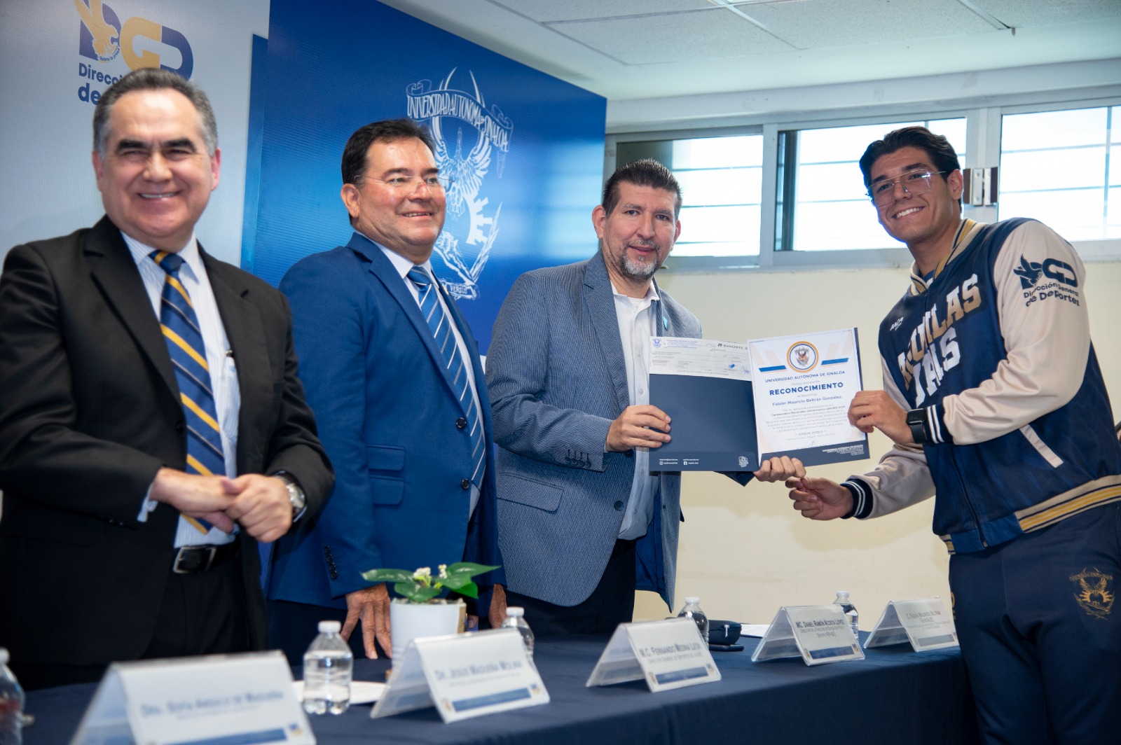 Entrega de estímulos económicos a atletas de la UAS