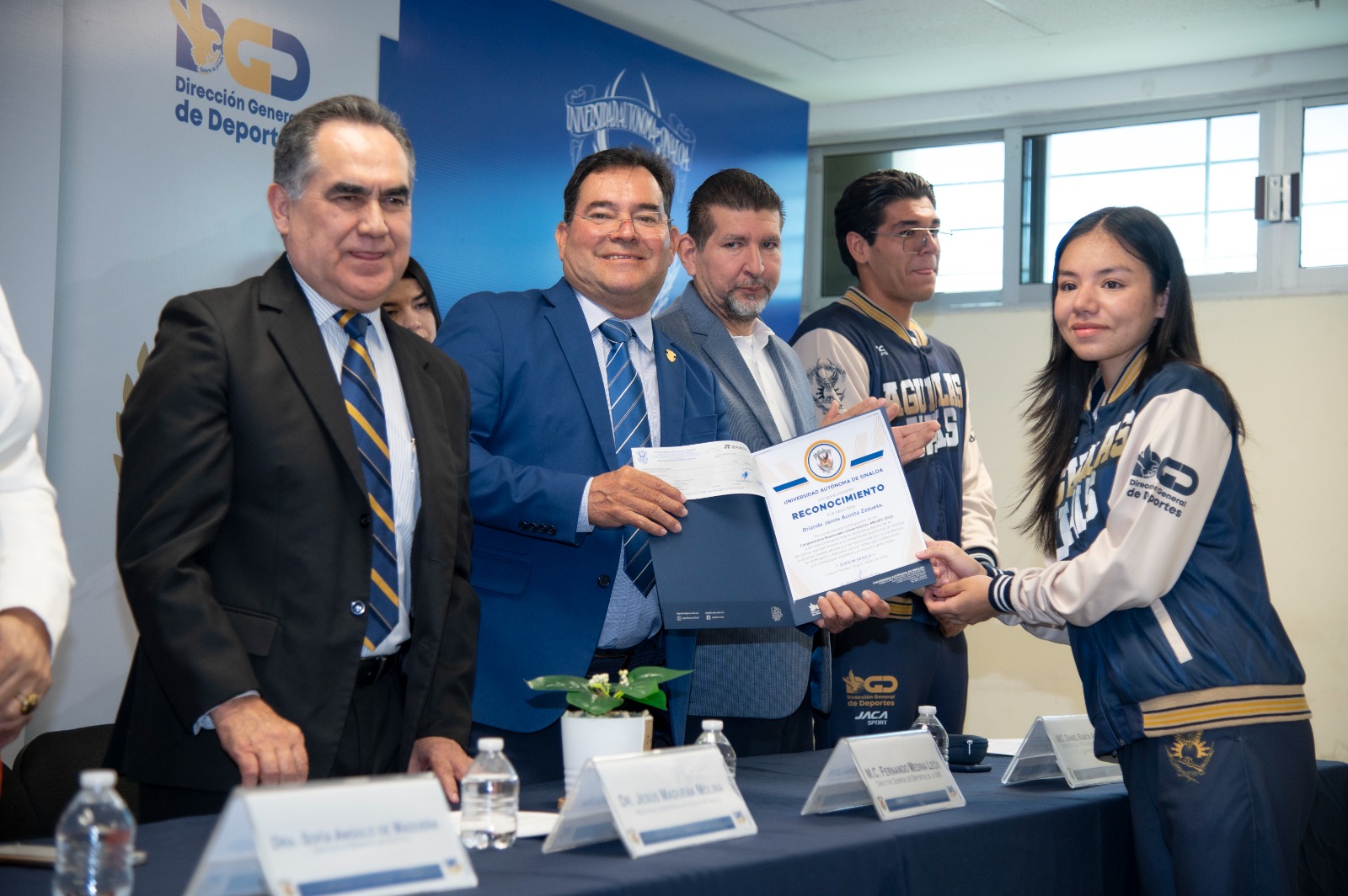 Entrega de estímulos económicos a atletas de la UAS