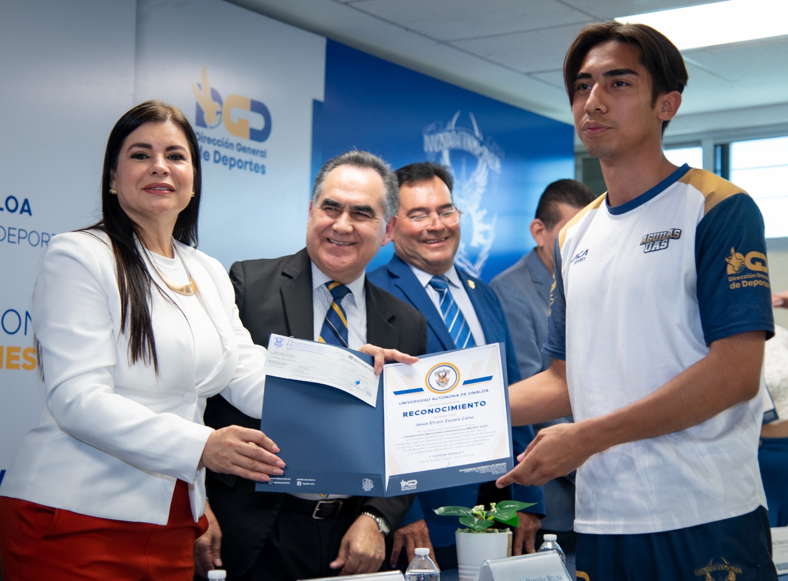 Entrega de estímulos económicos a atletas de la UAS