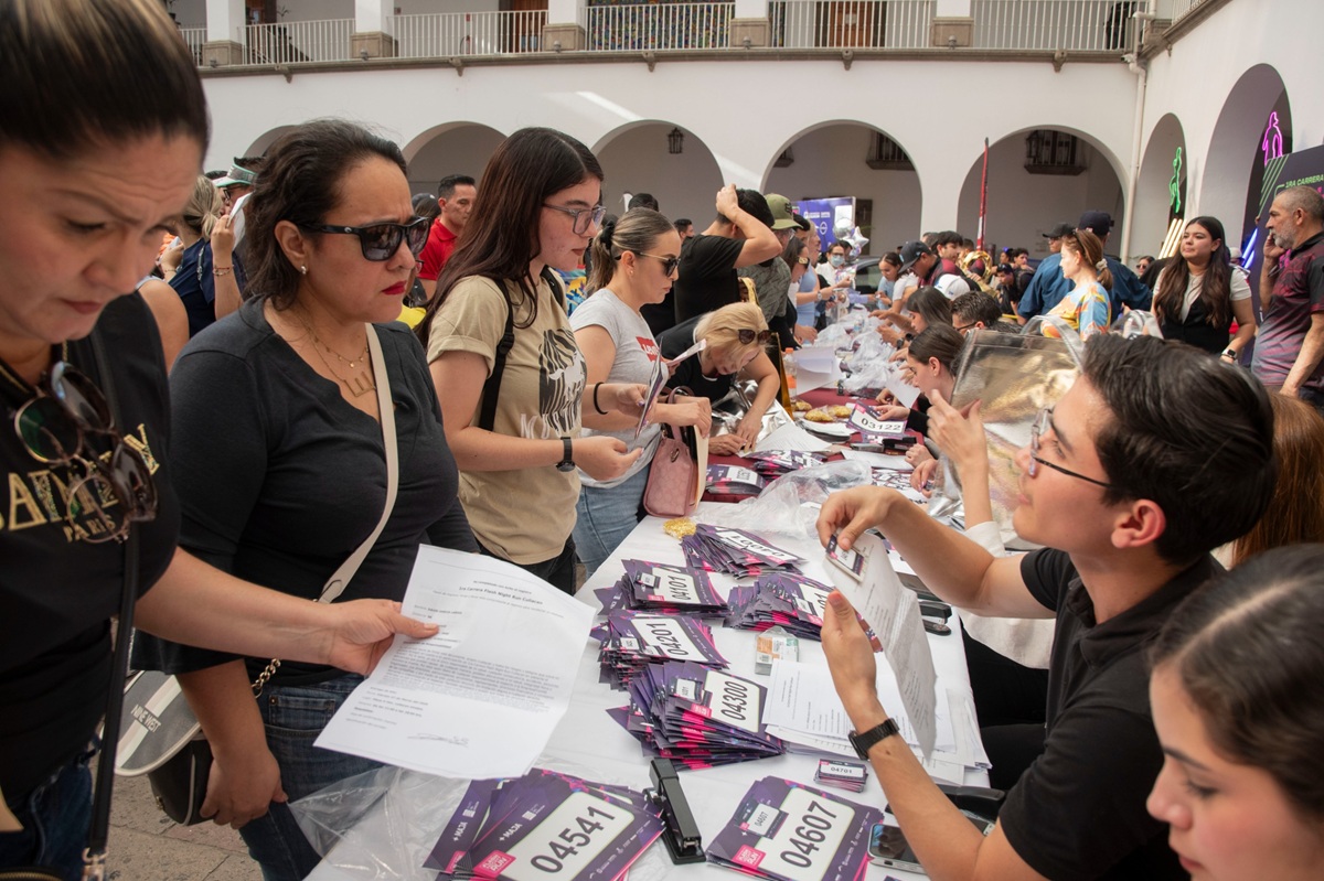 Entrega de kits a participantes de Flash Night Run Culiacán