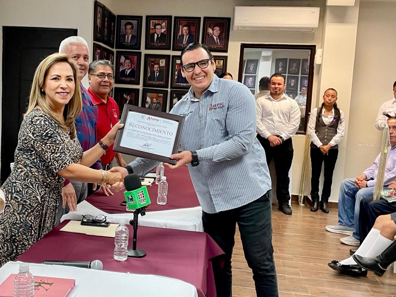 Entrega de kits de bandera en Ahome, Sinaloa