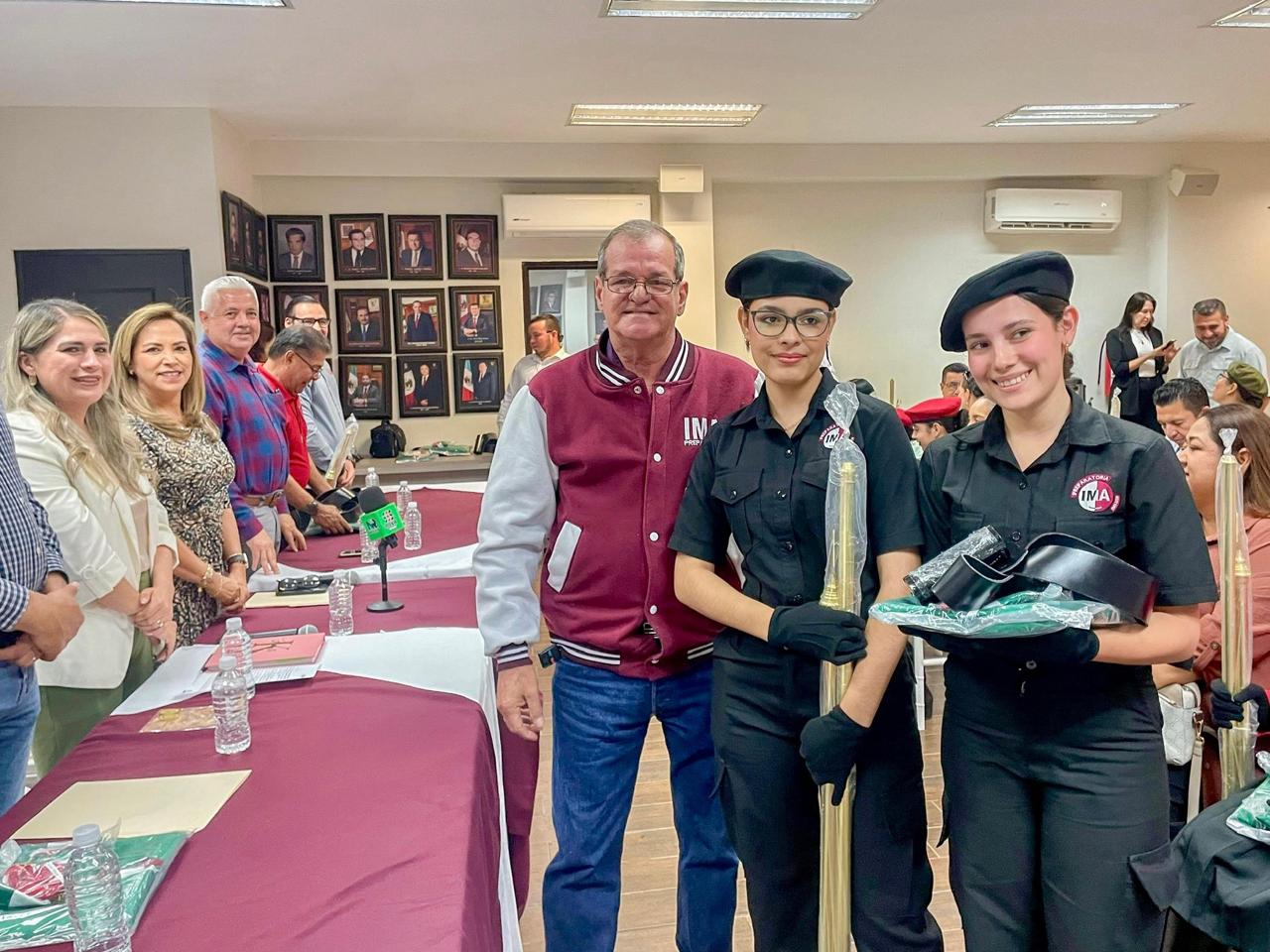Entrega de kits de bandera en Ahome, Sinaloa