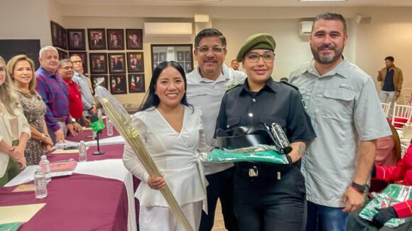 Educación Ahome entrega kits de bandera sorteados entre las escoltas participantes en el desfile del 24 de febrero