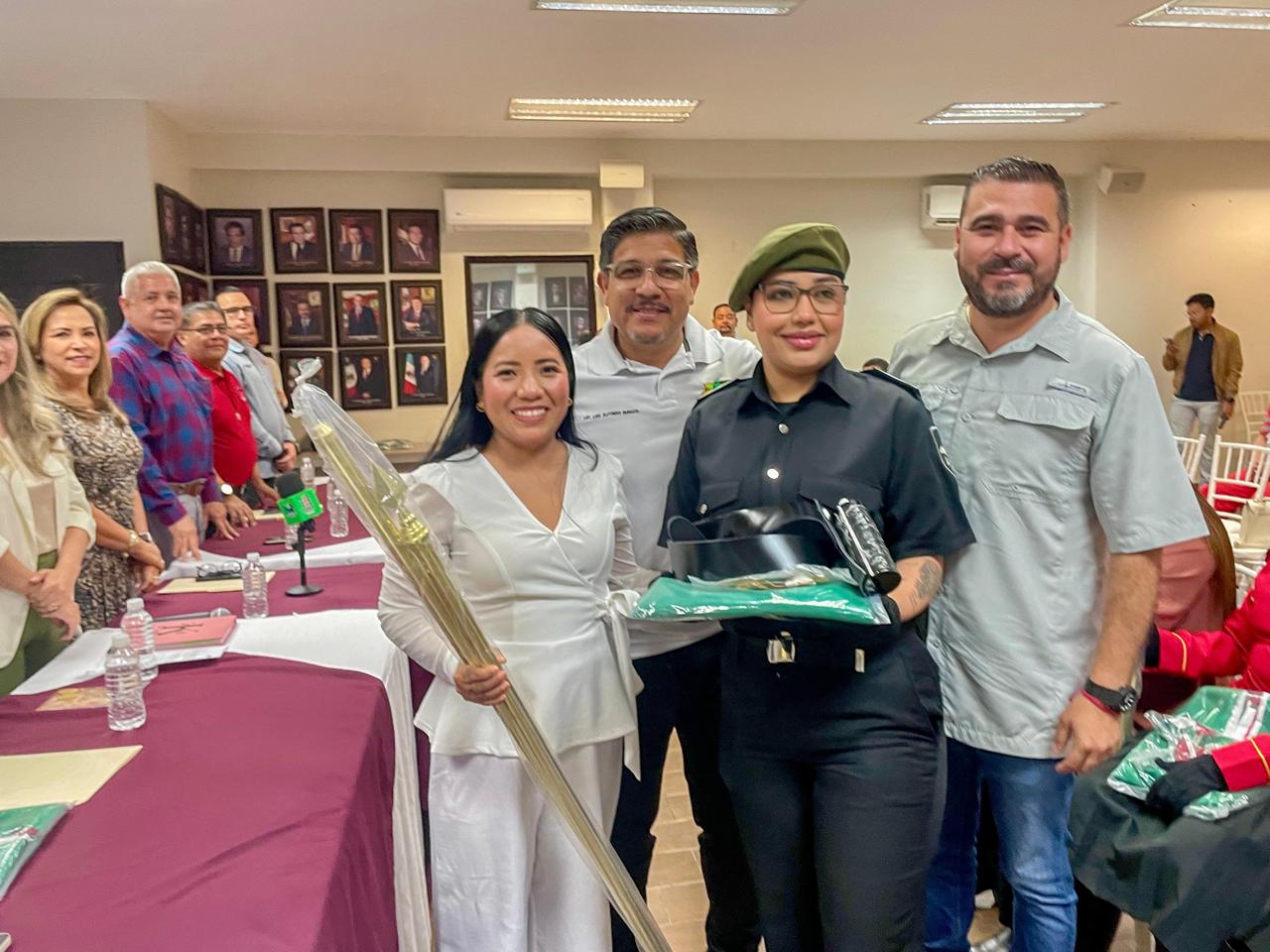 Entrega de kits de bandera en Ahome, Sinaloa