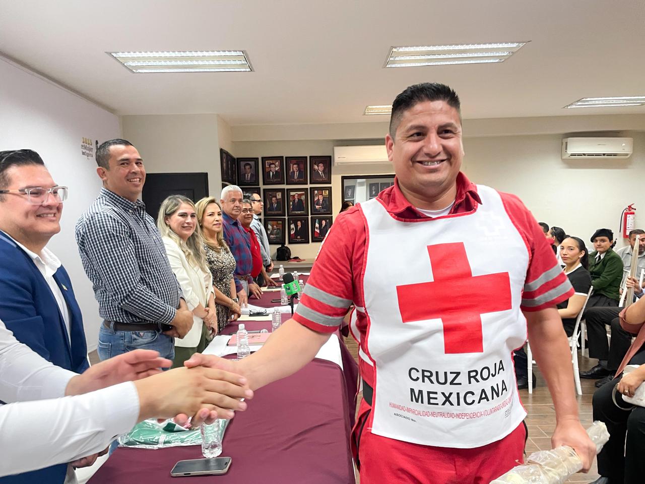 Entrega de kits de bandera en Ahome, Sinaloa