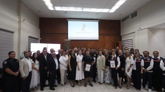 Entregan medalla “Jornadas Heroicas 2026” al Heroico Cuerpo de Bomberos Voluntarios y a Rodolfo Olivo en Mazatlán, Sinaloa