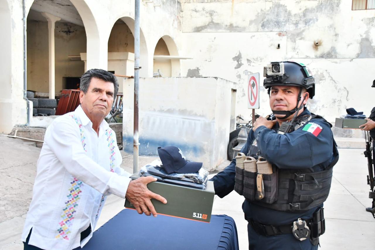 Entrega de uniformes a policías municipales de Mocorito