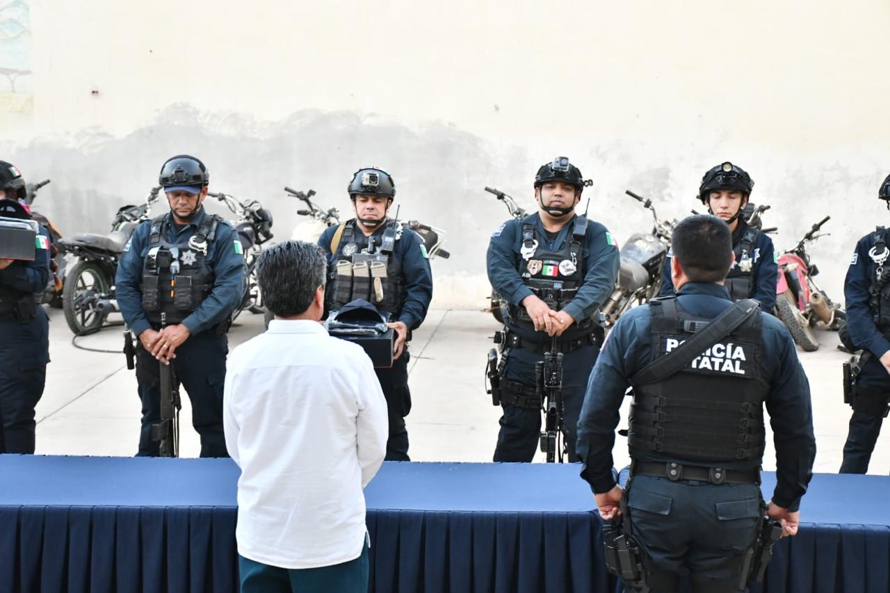 Entrega de uniformes a policías municipales de Mocorito