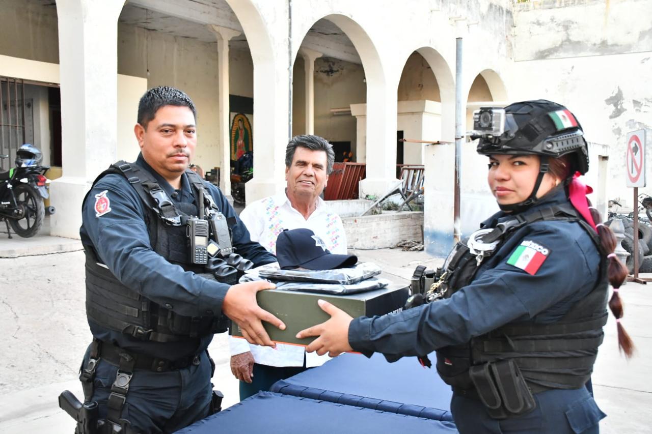 Entrega de uniformes a policías municipales de Mocorito