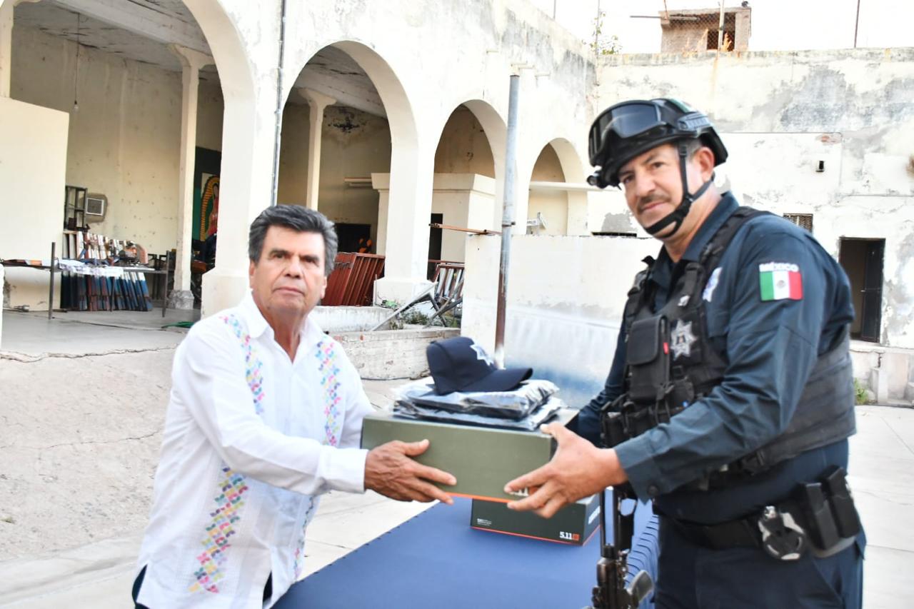 Entrega de uniformes a policías municipales de Mocorito