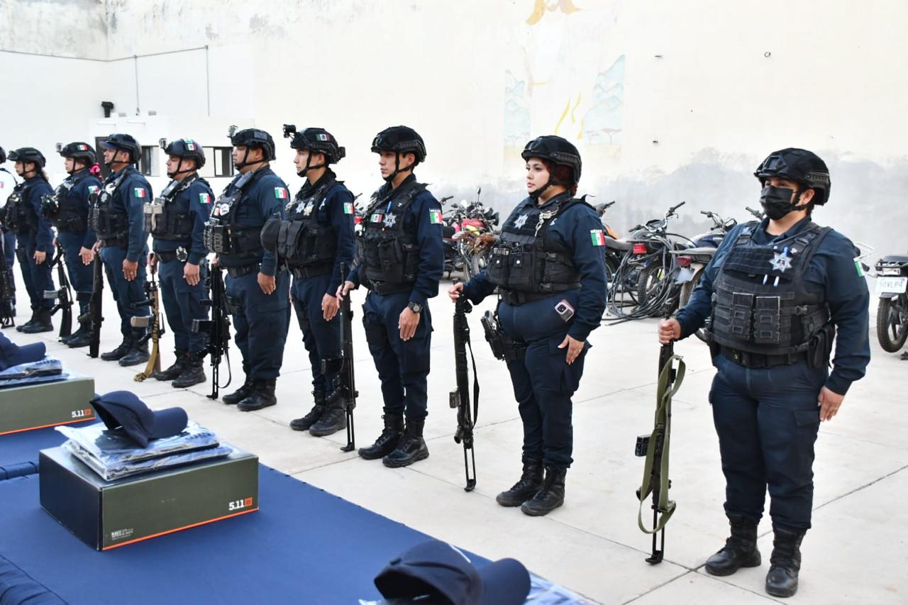 Entrega de uniformes a policías municipales de Mocorito