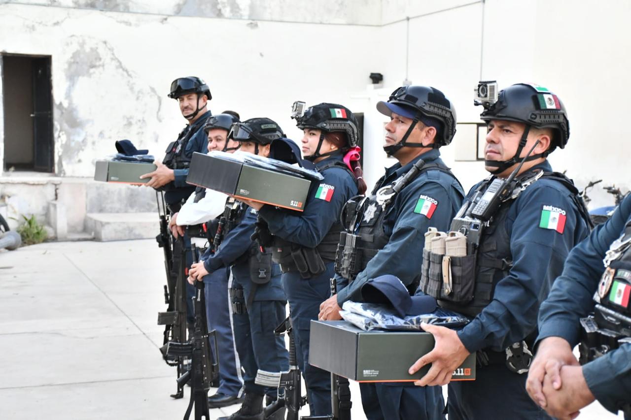 Entrega de uniformes a policías municipales de Mocorito