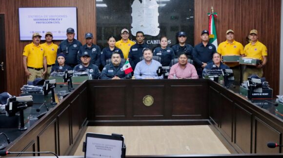 “Soy un aliado más de ustedes”: alcalde de Badiraguato entrega uniformes y calzado a policías y elementos de Protección Civil del municipio