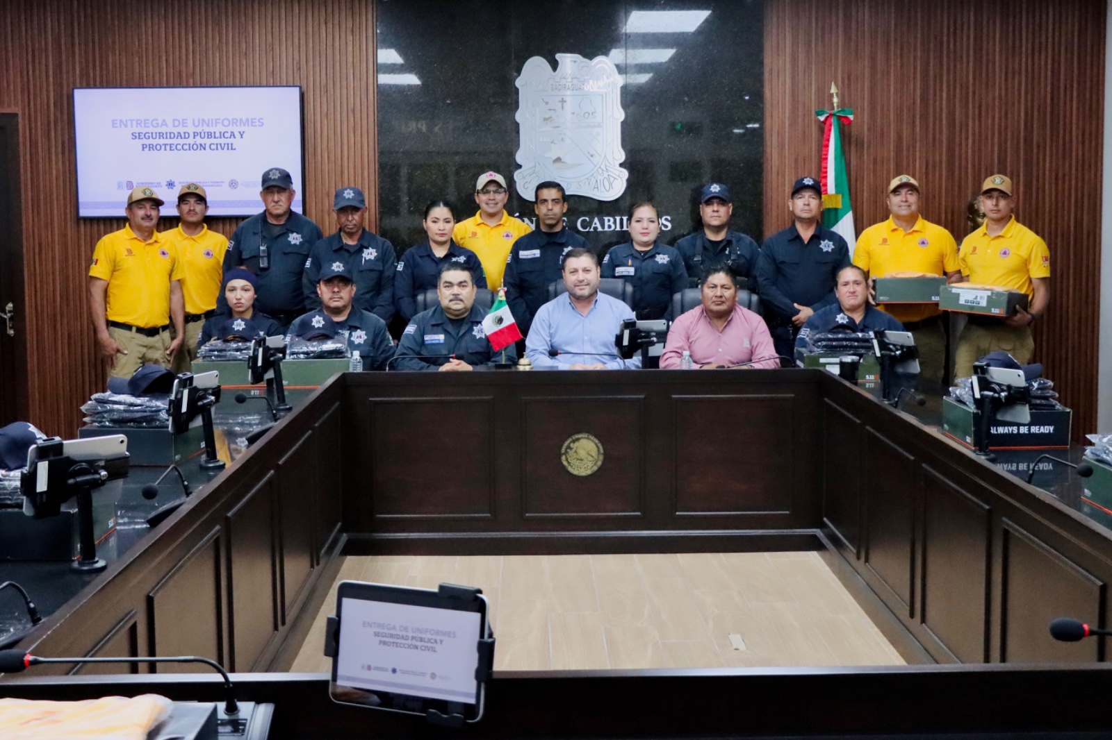 Entrega de uniformes para policías y elementos de PC en Badiraguato