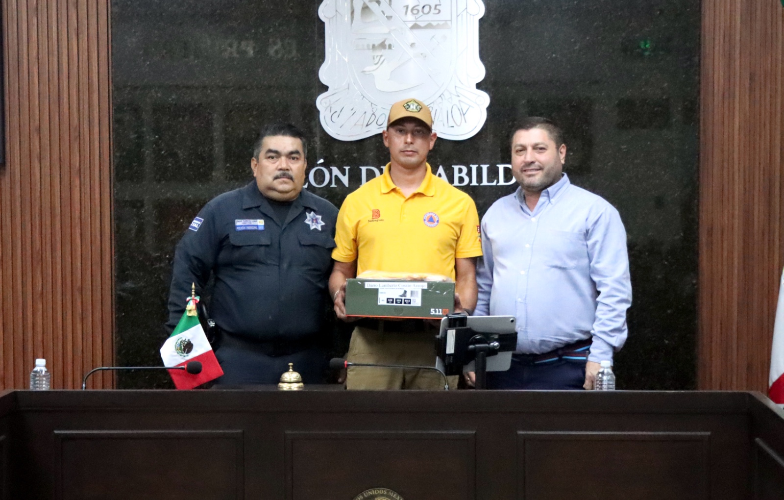 Entrega de uniformes para policías y elementos de PC en Badiraguato