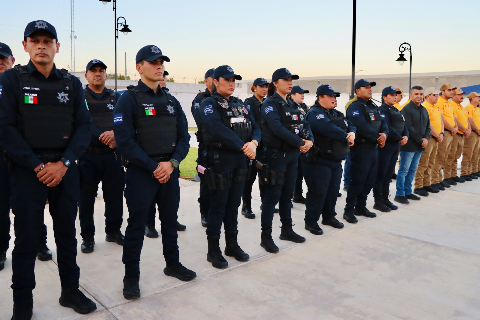 Entrega de uniformes para policías y elementos de PC en Badiraguato
