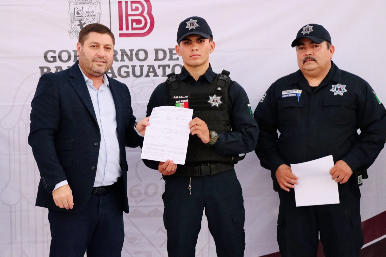 Entrega de uniformes para policías y elementos de PC en Badiraguato