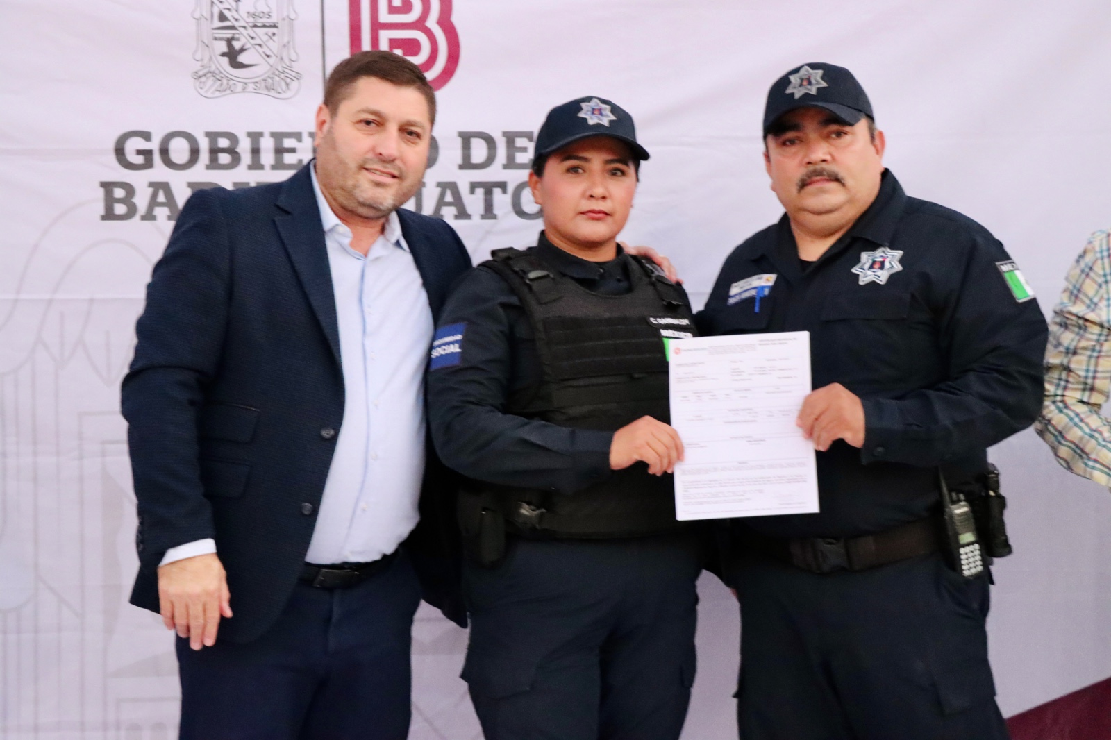 Entrega de uniformes para policías y elementos de PC en Badiraguato