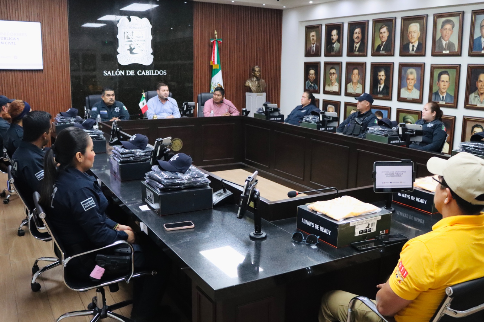 Entrega de uniformes para policías y elementos de PC en Badiraguato