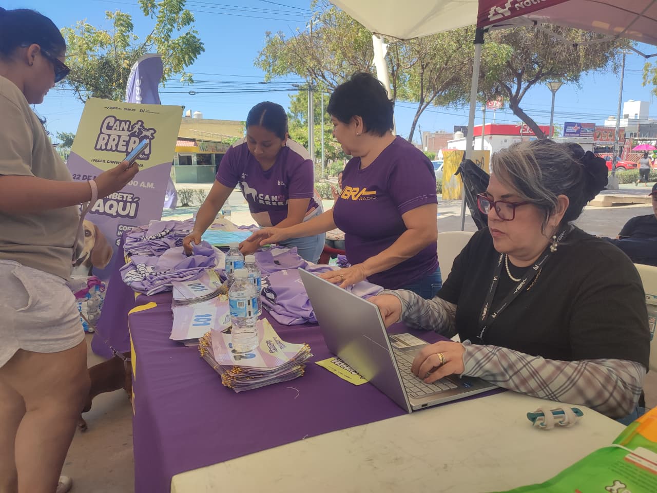 Entrega de kit para la Canrrera 2026 continúa en el Parque Lineal en Mazatlán