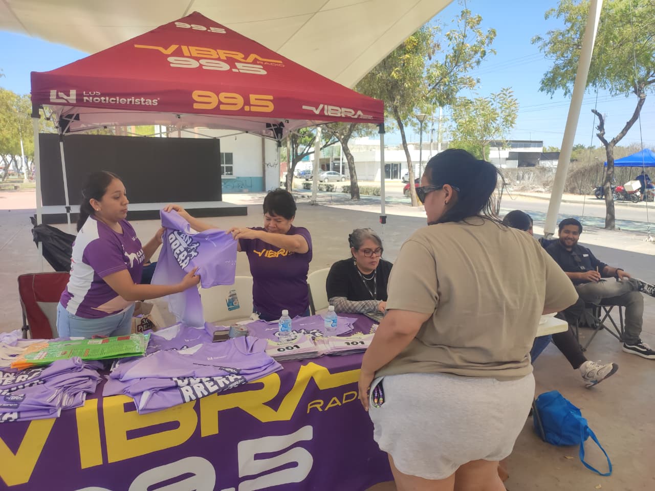 Entrega de kit para la Canrrera 2026 continúa en el Parque Lineal en Mazatlán