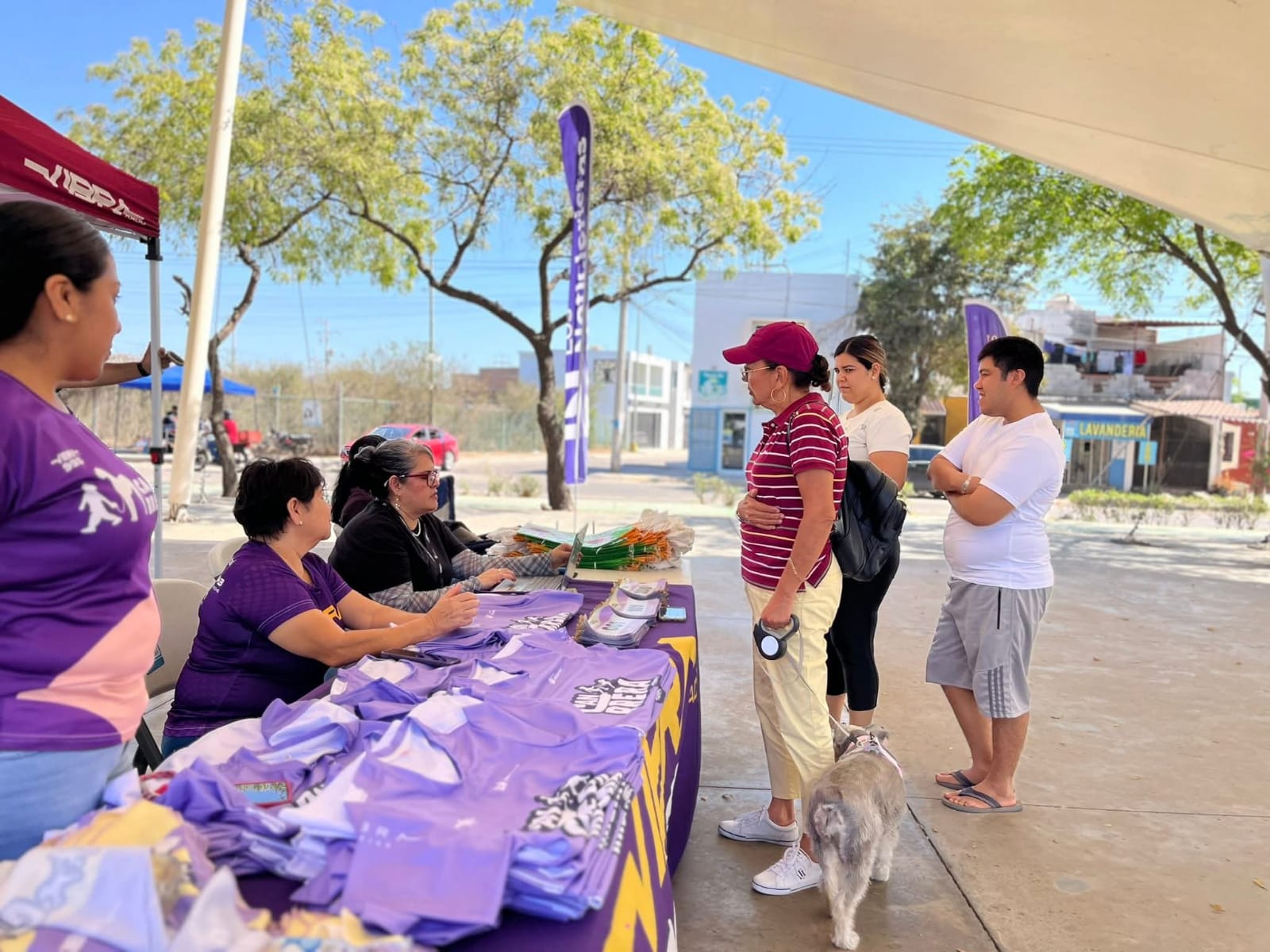 Entrega de kit para la Canrrera 2026 continúa en el Parque Lineal en Mazatlán