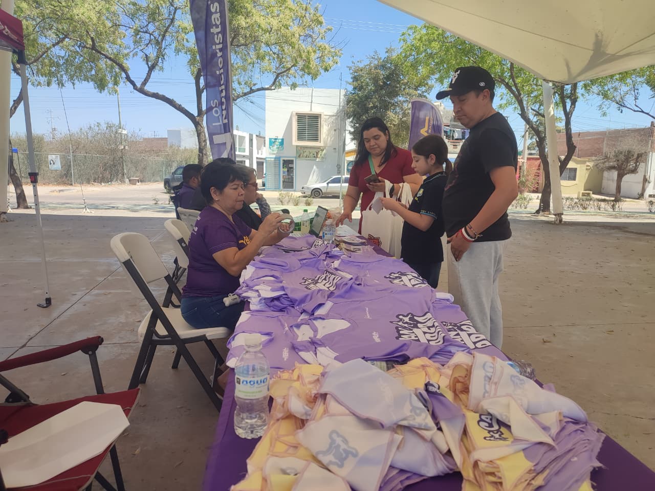 Entrega de kit para la Canrrera 2026 continúa en el Parque Lineal en Mazatlán