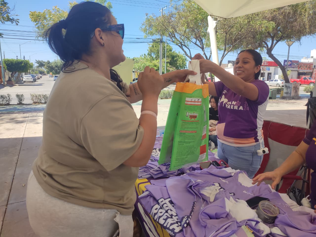 Entrega de kit para la Canrrera 2026 continúa en el Parque Lineal en Mazatlán