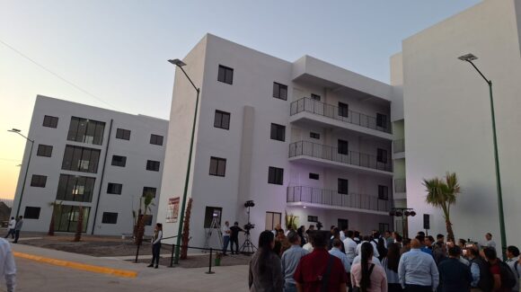 Entregan las primeras viviendas del Bienestar en Los Mochis, Sinaloa; “son casas dignas, no pichoneras”: Rocha