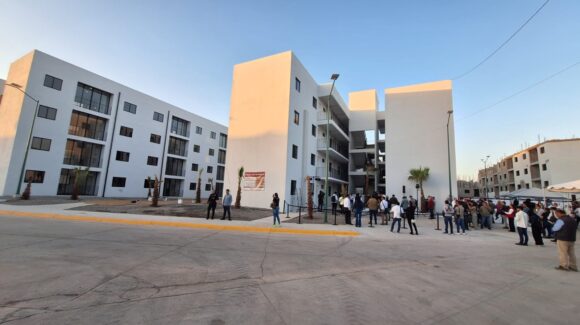 ‘Están bien chidas’, dice feliz Alondra; es beneficiaria de las primeras Viviendas del Bienestar en Los Mochis, Sinaloa