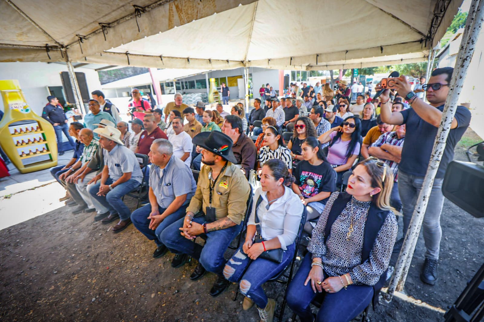 Alcalde de Culiacán entrega apoyos a apicultores
