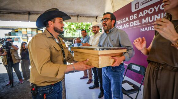 Gámez Mendívil entrega apoyo a apicultores para que lleguen con colmenas fortalecidas a la etapa de floración