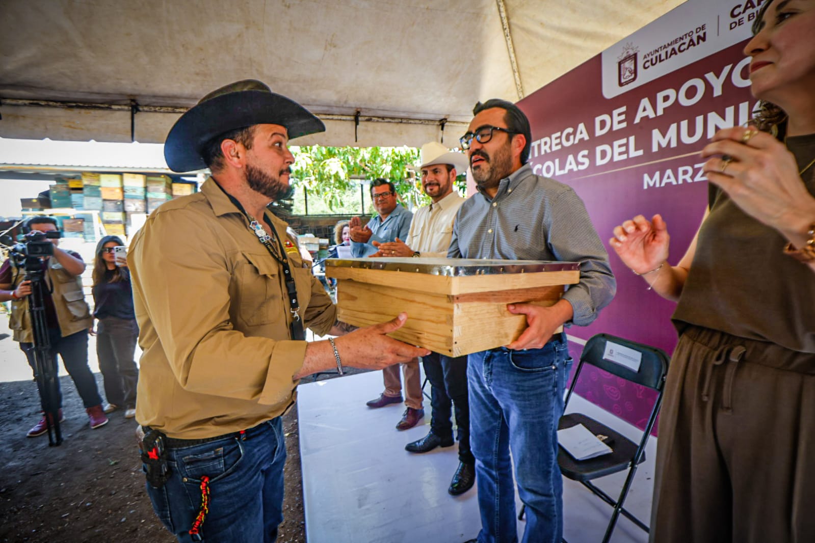 Alcalde de Culiacán entrega apoyos a apicultores