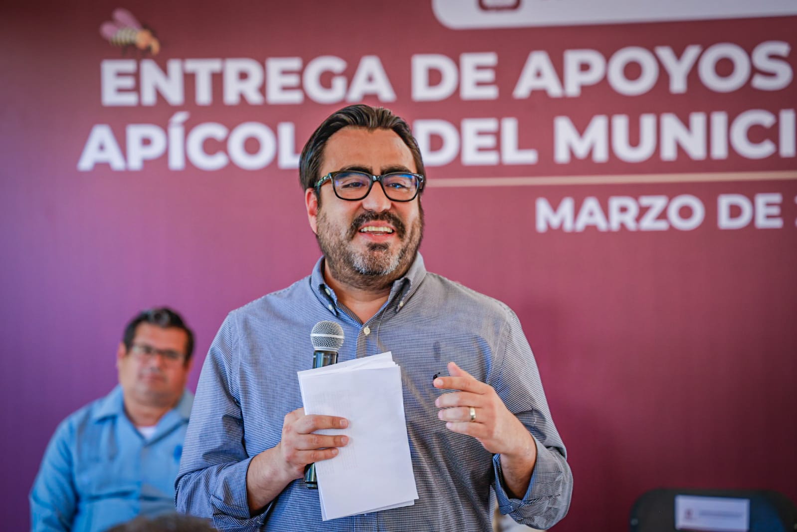 Alcalde de Culiacán entrega apoyos a apicultores