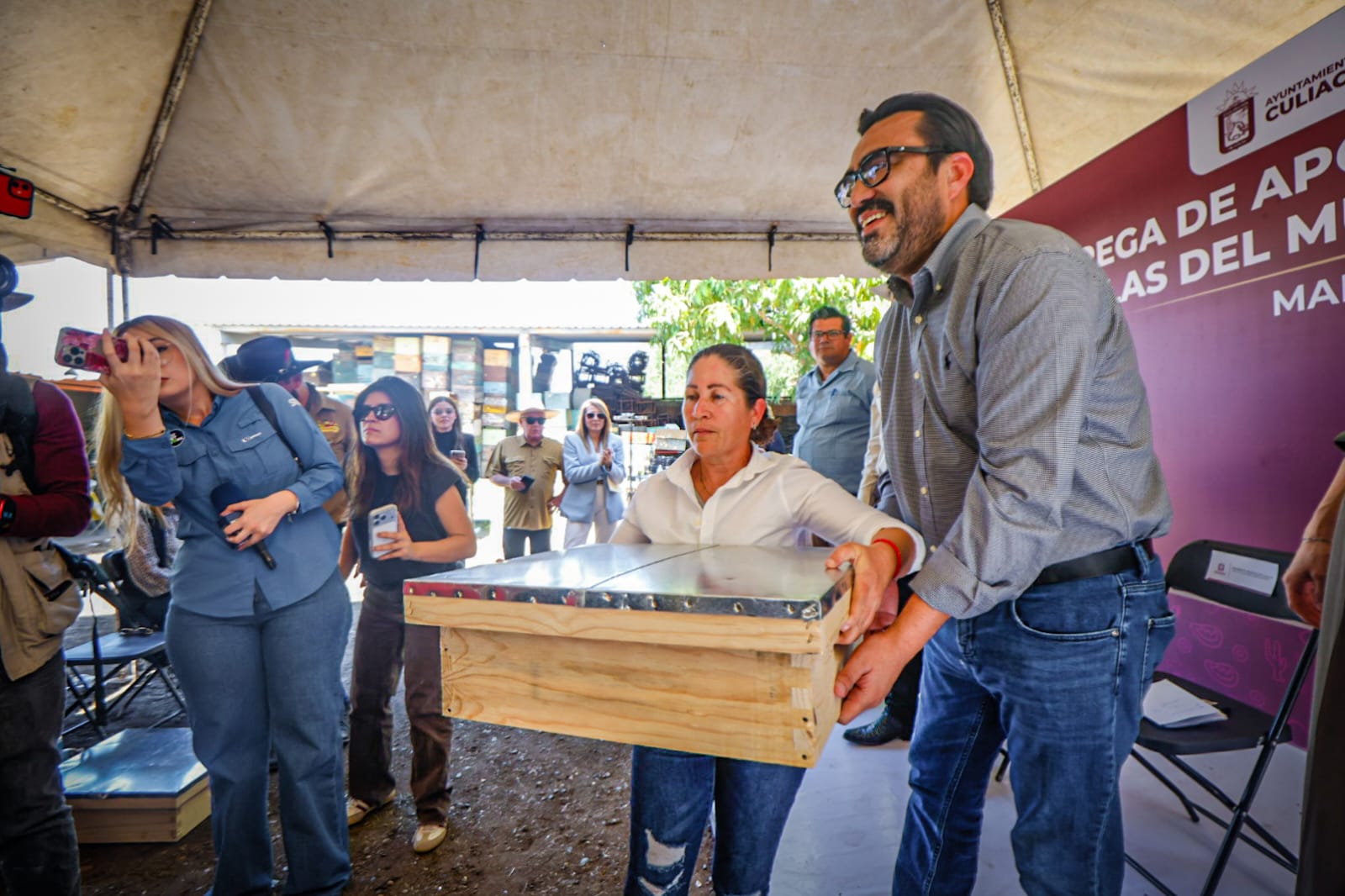 Alcalde de Culiacán entrega apoyos a apicultores
