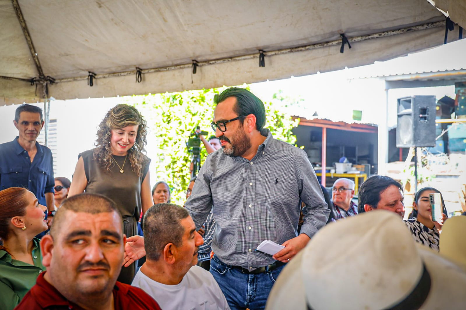 Alcalde de Culiacán entrega apoyos a apicultores