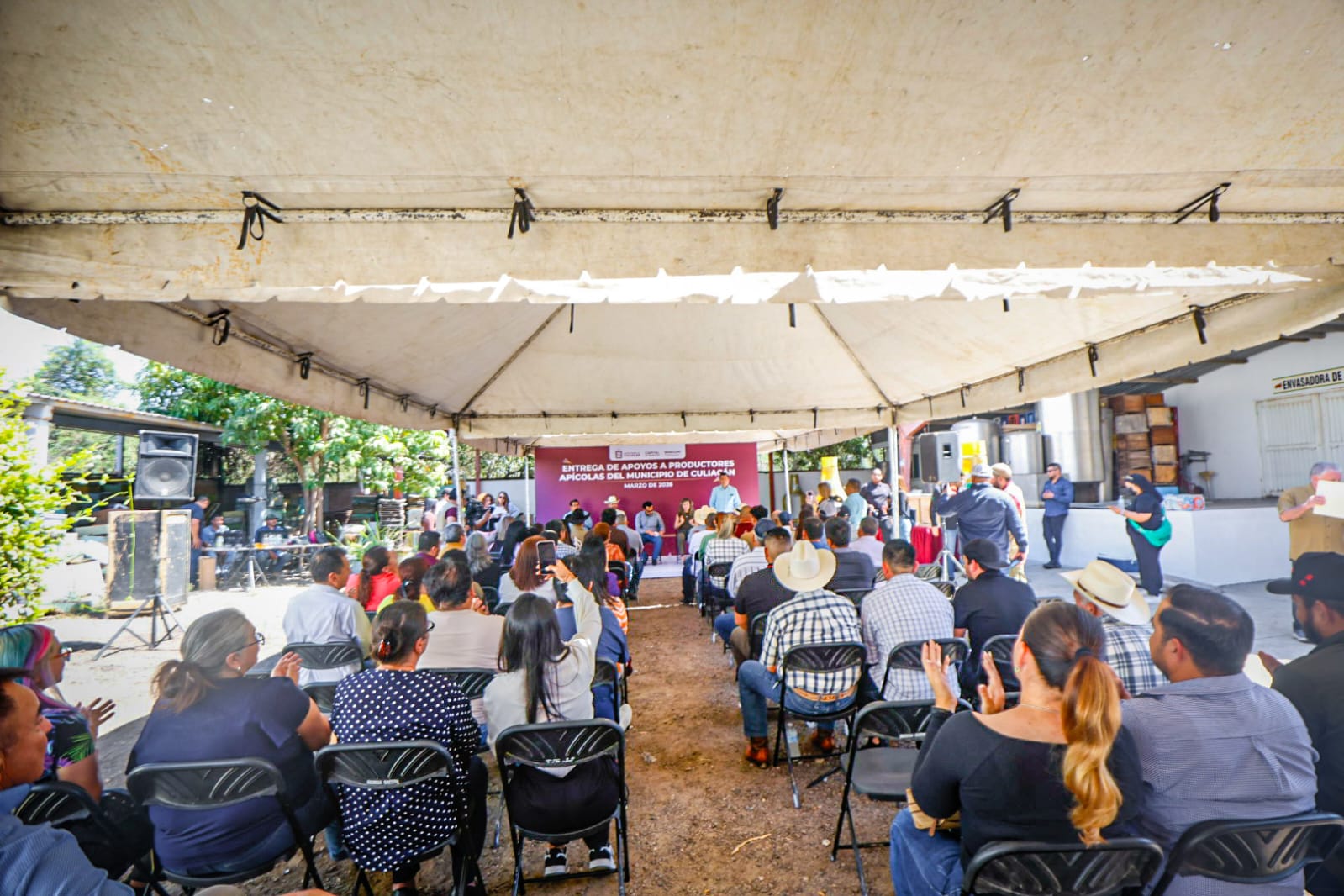Alcalde de Culiacán entrega apoyos a apicultores