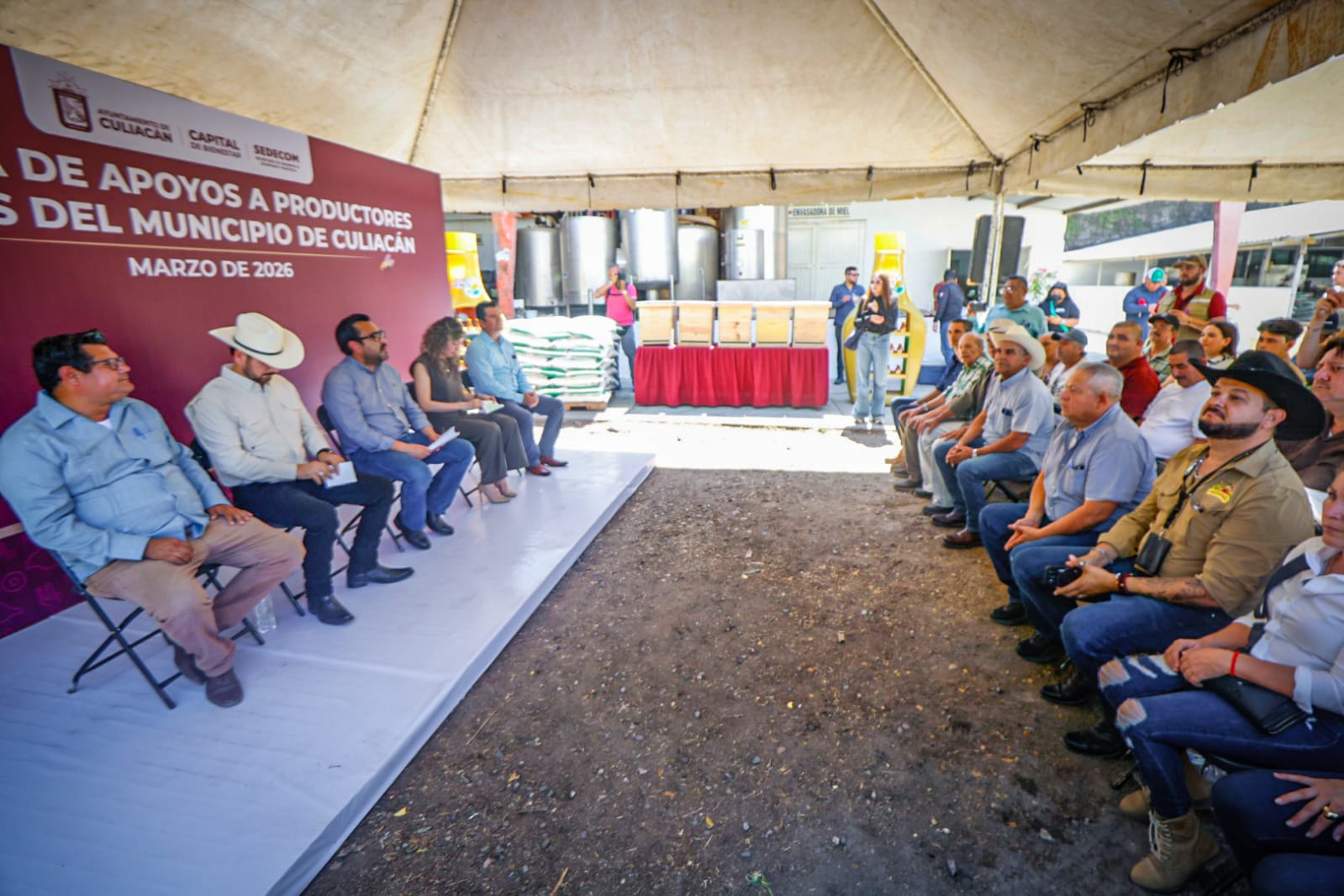 Alcalde de Culiacán entrega apoyos a apicultores