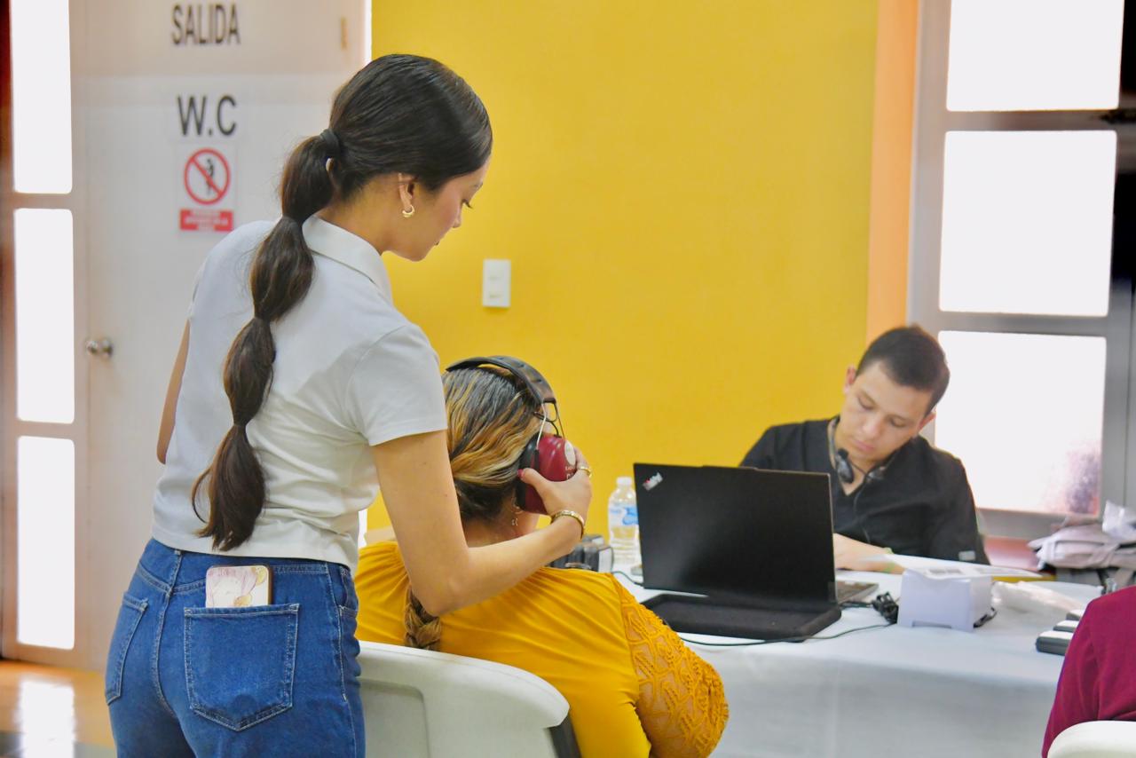 Entrega de auxiliares auditivos en la región del Évora, Sinaloa