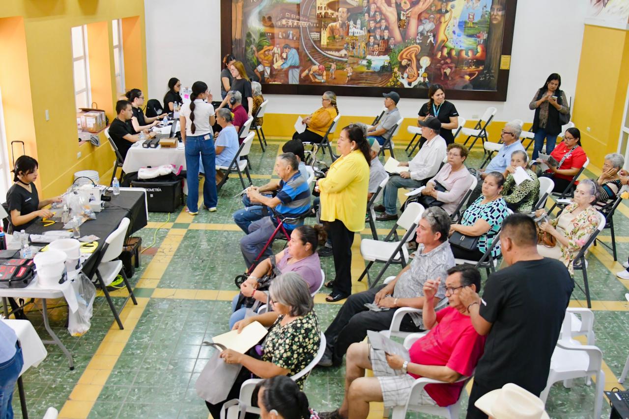 Entrega de auxiliares auditivos en la región del Évora, Sinaloa