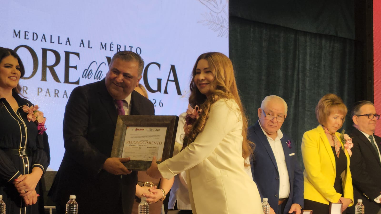 Entregan medalla "Lore de la Vega" en Ahome