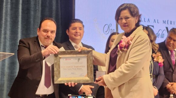 En sesión solemne de Cabildo, Ahome entregó la medalla “Lore de la Vega” 2026 a ocho mujeres