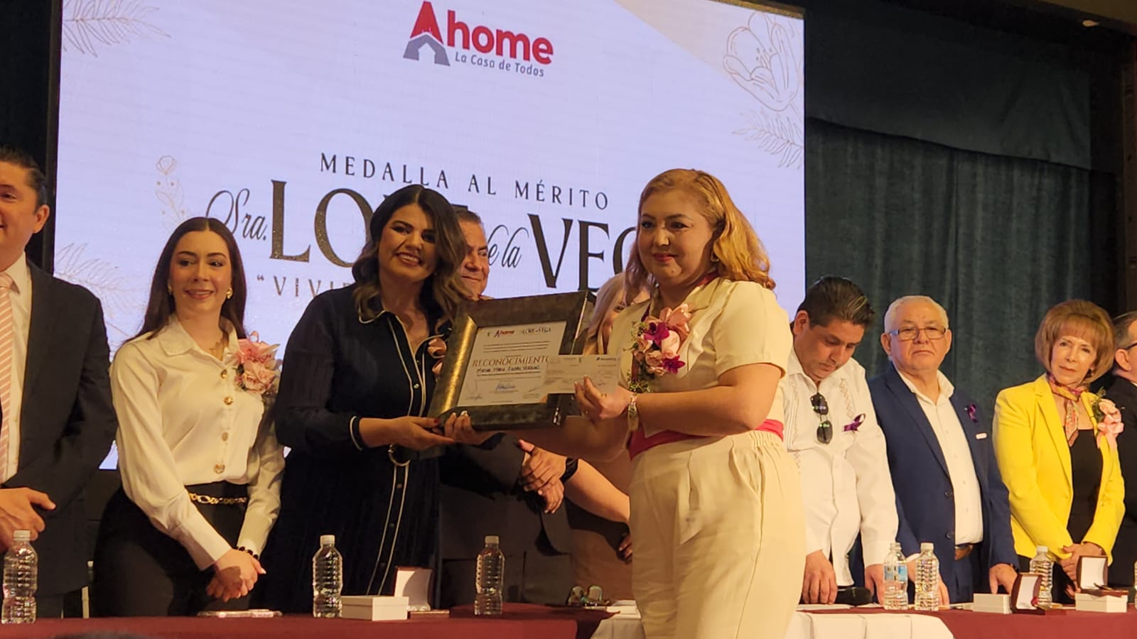 Entregan medalla "Lore de la Vega" en Ahome