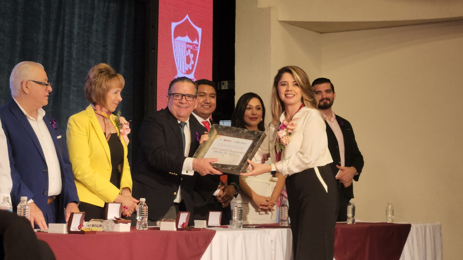 Entregan medalla "Lore de la Vega" en Ahome