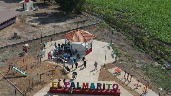 Al son de la Adelita niñas y niñas estrenan plazuela y kiosco en El Palmarito de los Angulo, en Guasave, Sinaloa