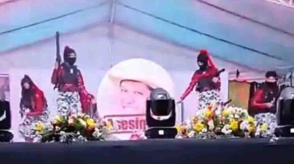 Apología al delito: Estudiantes de escuela preparatoria escenifican la violencia que azota a Michoacán (video)