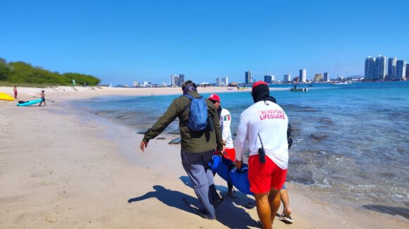 ¡A contrarreloj! En Isla de Venados de Mazatlán, Sinaloa, salvavidas auxilian a mujer lesionada