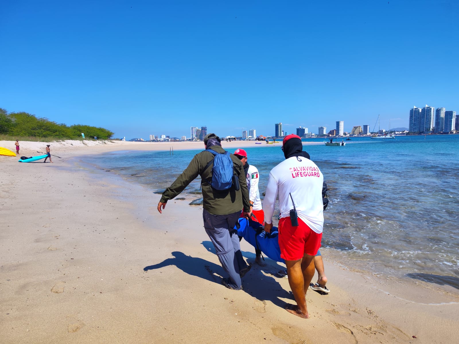 Escuadrón Acuático rescata a mujer herida en Isla de Venados, Mazatlán