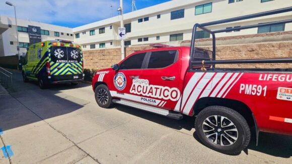 Salvavidas atienden pescador desvanecido en playas al norte de Mazatlán, Sinaloa